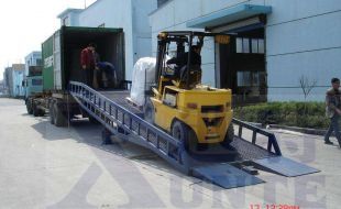 用了這個(gè)，可以讓您365天出貨不停歇-移動(dòng)式液壓登車(chē)橋